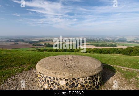 Das Wye-Krone Millennium Stein mit Blick auf das Dorf Wye an einem sonnigen Morgen. Stockfoto