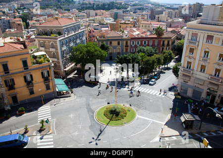 Piazza Constituzione gesehen von Bastioni di St. Remy in Cagliari - Sardinien Stockfoto