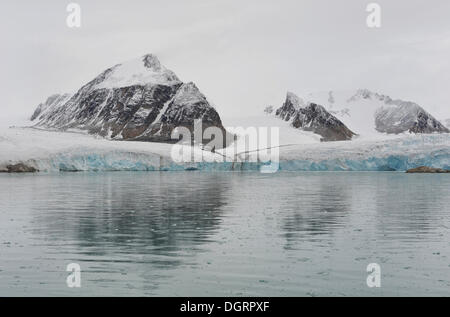 Ice Edge und Berggipfel, Gletscher, smeerenburg smeerenburgfjorden, Spitzbergen, Svalbard, Spitzbergen und Jan Mayen Stockfoto