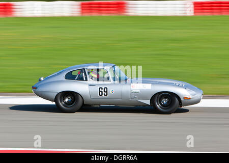 Rennen der Nachkriegs-Rennwagen, Jaguar E-Type, beim Oldtimer Grand Prix 2010 auf der Rennstrecke Nürburgring, Rheinland-Pfalz Stockfoto