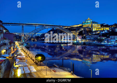 Cais da Ribeira, mit Blick auf die Brücke Ponte de Dom Luis I, Ribeira Quay, hinter dem Kloster Mosteiro da Serra Pilar Stockfoto