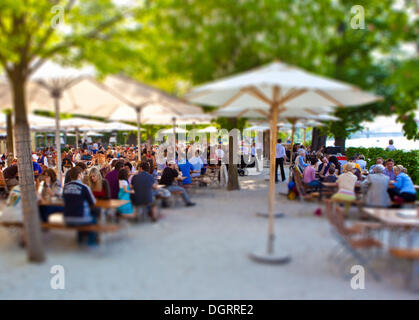 Gerbermuehle, Frankfurt Apfel Wein Pub und ein Bier Garten entlang des Mains, Tilt-Shift-Effekt, den Eindruck von einem Stockfoto