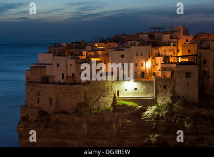 Anzeigen von Polignano a Mare in den Morgen, Puglia oder Region Apulien, Süditalien, Europa Stockfoto