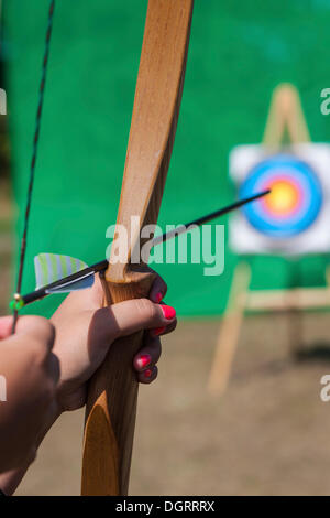 Archer mit dem Ziel, Pfeil und Bogen auf Ziel, Hessen Stockfoto
