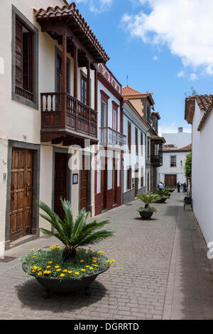 Historische Villen mit Holzbalkonen, denkmalgeschützten, historischen Stadtteil von Teror, Gran Canaria, Kanarische Inseln, Spanien Stockfoto