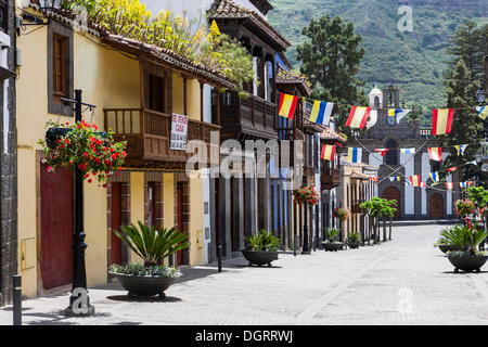 Altstadt von Teror mit alten Villen, denkmalgeschützten Gebäuden, Calle de la Escuela, Teror, Gran Canaria, Kanarische Inseln, Spanien, Europa Stockfoto