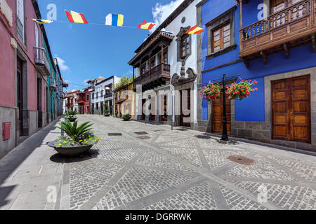 Altstadt von Teror mit alten Villen, denkmalgeschützten Gebäuden, Calle de la Escuela, Teror, Gran Canaria, Kanarische Inseln, Spanien, Europa Stockfoto