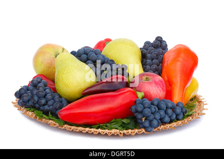 Reife Birnen, Äpfel, Trauben und Pfeffer auf einem Teller. Auf weißem Hintergrund dargestellt. Stockfoto