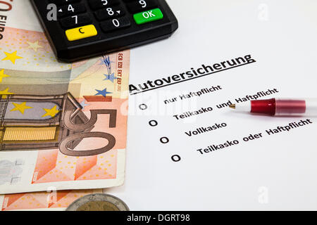 Taschenrechner mit Euro-Banknoten, symbolisches Bild für die Wahl der richtigen Kfz-Versicherung, Haftung, teilweise umfassende Stockfoto