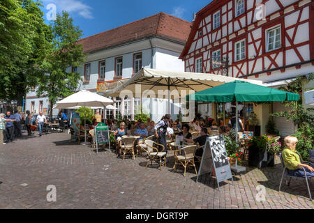 Ein altes Fachwerkhaus mit einem Gartenrestaurant im historischen Stadtteil von Mosbach, Odenwald, Rhein-Neckar-Kreis Stockfoto