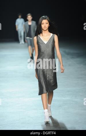 Hong Kong, China. 24. Oktober 2013. Calvin Klein Platinum Label 2014 SS Frauen & Herrenmode in Hong Kong, China auf Donnerstag, 24. Oktober 2013 anzeigen. © TopPhoto/Alamy Live-Nachrichten Stockfoto