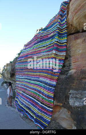 Sydney, Australien. 24. Oktober 2013. Skulptur am Meer verfügt über verschiedene Skulpturen entlang der Küstenweg zwischen Bondi und Tamarama Strände in Sydney. Es findet vom 24 Oktober bis 10. November 2013. Abgebildet ist die 'Flow' Skulptur Nr. 15 (2011) von Künstlerin Alison McDonald. Copyright © 2013 Richard Milnes/Alamy Live-Nachrichten. Stockfoto