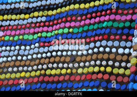 Sydney, Australien. 24. Oktober 2013. Skulptur am Meer verfügt über verschiedene Skulpturen entlang der Küstenweg zwischen Bondi und Tamarama Strände in Sydney. Es findet vom 24 Oktober bis 10. November 2013. Abgebildet ist die 'Flow' Skulptur Nr. 15 (2011) von Künstlerin Alison McDonald. Copyright © 2013 Richard Milnes/Alamy Live-Nachrichten. Stockfoto