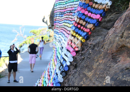 Sydney, Australien. 24. Oktober 2013. Skulptur am Meer verfügt über verschiedene Skulpturen entlang der Küstenweg zwischen Bondi und Tamarama Strände in Sydney. Es findet vom 24 Oktober bis 10. November 2013. Abgebildet ist die 'Flow' Skulptur Nr. 15 (2011) von Künstlerin Alison McDonald. Copyright © 2013 Richard Milnes/Alamy Live-Nachrichten. Stockfoto