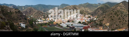 Panorama der Stadt von Vallehermoso, eingebettet in die tief erodierten vulkanische Landschaft des nördlichen La Gomera, Kanarische Inseln Stockfoto