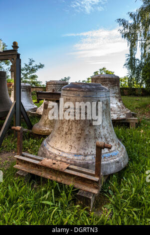 Glocken von der Glockengießerei Eifel außerhalb der Stiftskirche Herrenberg, Baden-Württemberg Stockfoto