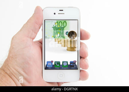 Euro-Münzen und Euro-Banknoten auf dem Display eines Smartphones, symbolisches Bild für Handy-Kosten Stockfoto