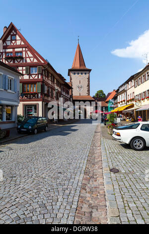 Gengenbach Marktplatz Quadrat, Obertorturm Turm auf der Rückseite, Haigeracher Tor, 17. Jahrhundert, Gengenbach, Baden-Württemberg Stockfoto