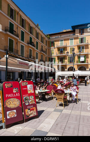 Zentralen Straßencafés bieten Paella am Plaça de großen quadratischen, historische Stadtzentrum, Palma de Mallorca, Mallorca Stockfoto