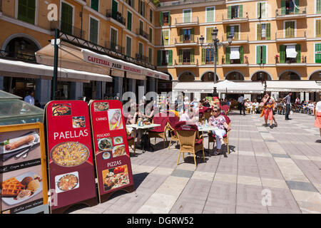 Zentralen Straßencafés bieten Paella am Plaça de großen quadratischen, historische Stadtzentrum, Palma de Mallorca, Mallorca Stockfoto