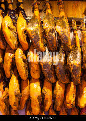 Mallorquinische Schinken auf einem Marktstand auf dem Markt, Altstadt, Palma de Mallorca, Mallorca, Balearen, Spanien, Europa Stockfoto