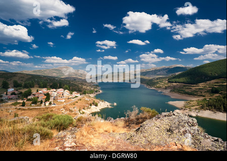 Der Camporedondo-Stausee (Embalse de Camporedondo) und das Dorf von Alba de Los Cardaños, Provinz Palencia, Nordspanien Stockfoto