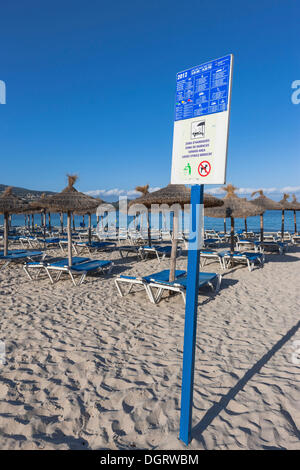 Melden Sie sich für die Nutzung des Strandes am Strand in der Nähe von Palma Nova, Mallorca, Balearen, Spanien, Europa Stockfoto