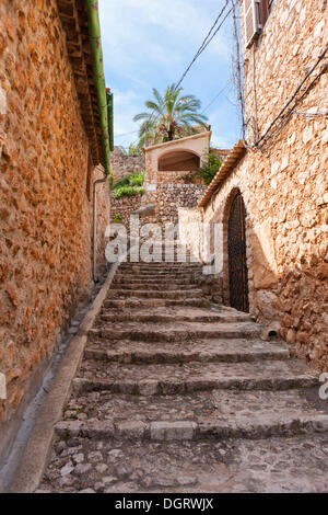 Gasse mit Schritte in die Altstadt von Fornalutx, Mallorca, Mallorca, Balearen, Spanien, Europa Stockfoto