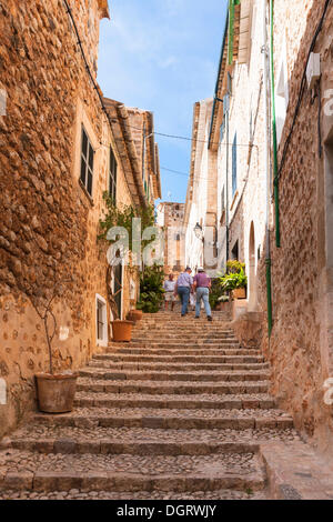 Gasse mit Schritte in die Altstadt von Fornalutx, Mallorca, Mallorca, Balearen, Spanien, Europa Stockfoto