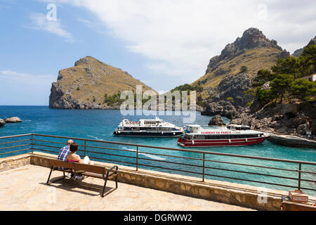 Touristen, die gerade der Fähren in die Bucht von Sa Calobra, Tramuntana-Gebirge, Mallorca, Balearen, Mittelmeer Stockfoto