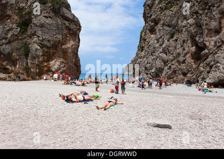 Touristen, die ein Sonnenbad im Torrent de Pareis Schlucht, Cala de Sa Calobra Bucht Sa Calobra, Tramuntana-Gebirge, Mallorca Stockfoto