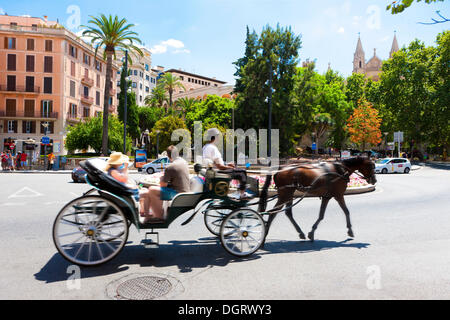 Pferdekutsche mit Touristen in der Altstadt von Palma De Mallorca, Balearen, Mallorca, Mallorca, Europa Stockfoto