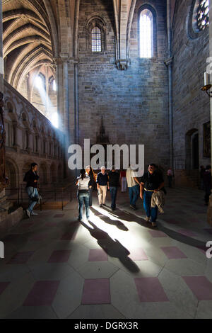 Touristen stehen in der Sonnenstrahl, Bamberger Dom, Bamberg, Franken, Oberbayern, PublicGround Stockfoto