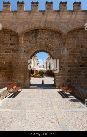 Stadtmauer und das Tor, Alcudia, Alcudia, Mallorca, Balearen, Spanien Stockfoto