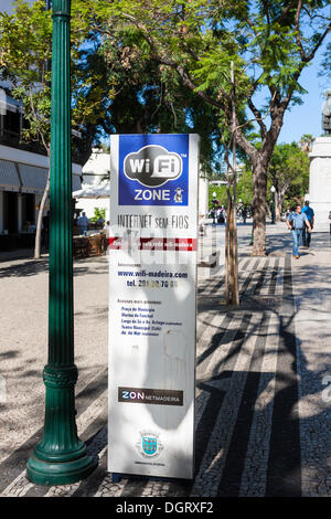 Promenade Av Arriaga mit Wifi Zone Zeichen, Altstadt von Funchal, Santa Luzia, Funchal, Madeira, Portugal Stockfoto