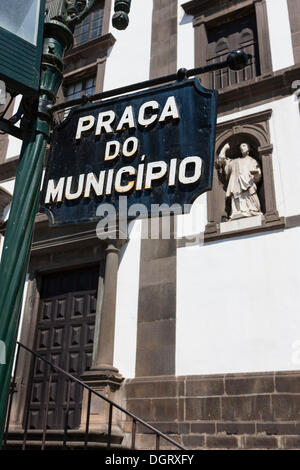 Melden Sie "Praco do Municipio" am Rathaus oder Camara Municipal Funchal, Praco Municipio, Santa Luzia, Funchal, Madeira Stockfoto