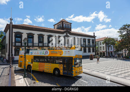 Sightseeing-Bus vor dem Rathaus oder Camara Municipal von Funchal, Praco Municipio Santa Luzia, Funchal, Madeira Stockfoto