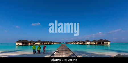 Steg, Wasser-Bungalows auf Paradise Island, Lankanfinolhu, North Malé Atoll, Malediven Stockfoto