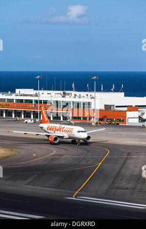 Airbus von easyjet.com vor dem Terminal des Flughafen von Madeira, LPMA, auch bekannt als Flughafen Funchal und Santa Catarina Stockfoto