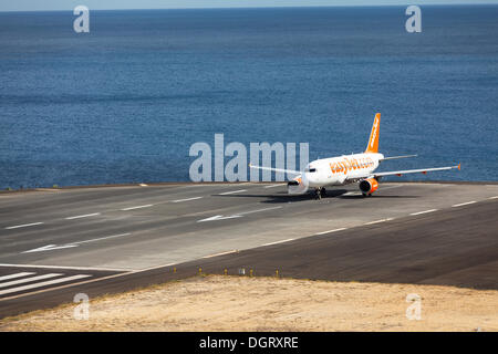 Airbus von easyjet.com Vorbereitung für den Start am Flughafen von Madeira, LPMA, auch bekannt als Flughafen Funchal und Flughafen Santa Catarina Stockfoto