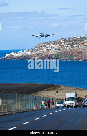 Airbus von TAP Portugal nähert sich die Start-und Landebahn des Flughafens Madeira, LPMA, auch bekannt als Flughafen Funchal und Santa Catarina Stockfoto