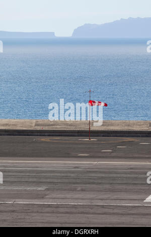 Windsack am Flughafen von Madeira, LPMA, auch bekannt als Flughafen Funchal und Flughafen Santa Catarina, Água de Pena, Funchal, Madeira Stockfoto