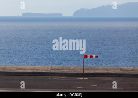 Windsack am Flughafen von Madeira, LPMA, auch bekannt als Flughafen Funchal, Madeira, Funchal oder Flughafen Santa Catarina, Água de Pena Stockfoto