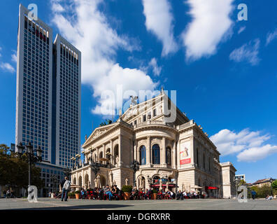 Opernplatz qm und Alte Oper, alte Oper, vor OpernTurm von Tishman Speyer-Eigenschaft mit UBS Bank Westend Stockfoto