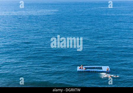 "Badeinsel" für Schwimmer in der Nähe der Küste, Funchal, Porto de Camara de Lobos, Madeira, Portugal Stockfoto