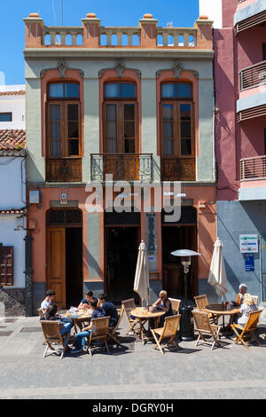 Café, Plaza De La Conception in der historischen Stadt San Cristóbal De La Laguna, San Cristóbal De La Laguna, La Laguna Stockfoto