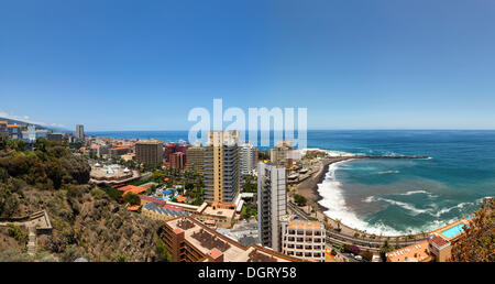 Hochhäuser an der Küste in Puerto De La Cruz, La Orotava, Teneriffa, Kanarische Inseln, Spanien Stockfoto