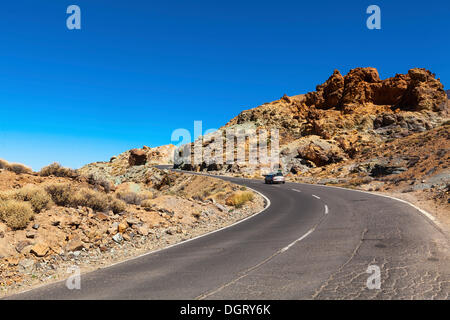 Straße durch eine Landschaft mit Lavafelsen im Teide-Nationalpark, UNESCO-Weltkulturerbe, Teide-Nationalpark Stockfoto