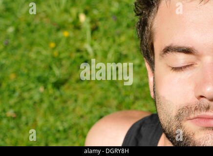 Junger Mann mit geschlossenen Augen, in der Natur Stockfoto