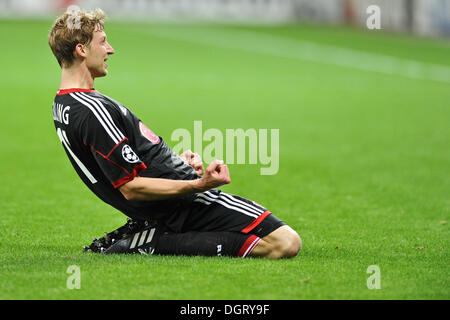 Leverkusen, Deutschland. 23. Oktober 2013. Leverkusens Stefan Kiessling feiert sein Tor in der Champions League-Gruppenphase ein Match zwischen Bayer 04 Leverkusen und FC Shakhtar Donetsk in der BayArena in Leverkusen, Deutschland, 23. Oktober 2013. Foto: Frederic Scheidemann/Dpa/Alamy Live News Stockfoto